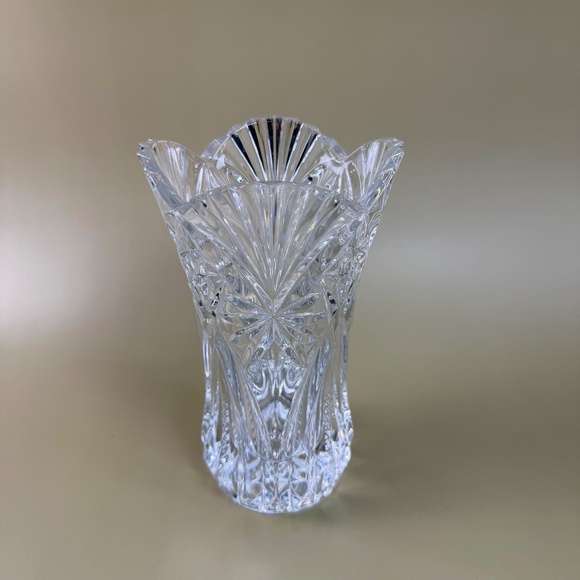 Vintage Pressed Glass Crystal Vase – Starburst & Fan Pattern - Picture 4 of 9